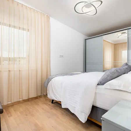Apartment Muzini *